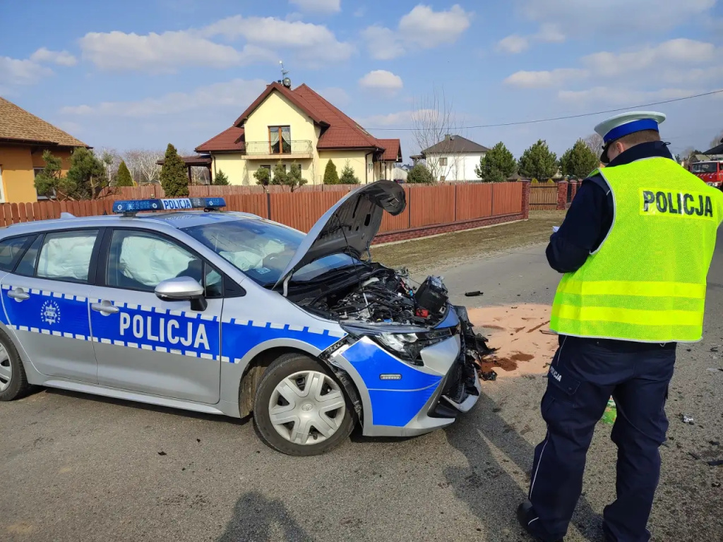 Po pijanemu rozbił radiowóz. Trzy osoby w szpitalu