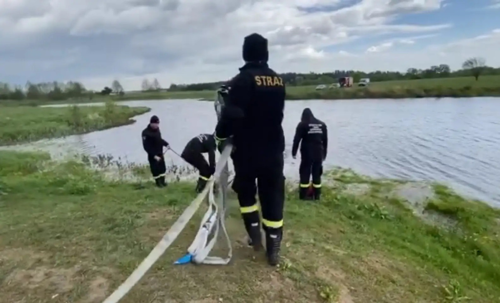 Z tonącego auta wzywała pomocy. Kobiety nie udało się uratować (video)