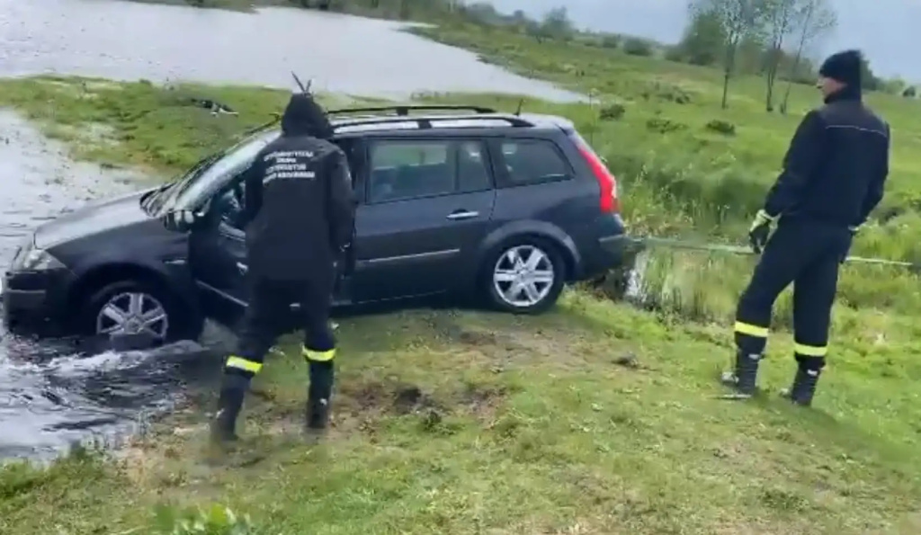 Z tonącego auta wzywała pomocy. Kobiety nie udało się uratować (video)
