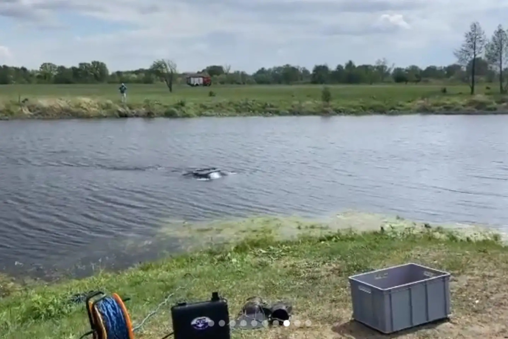 Z tonącego auta wzywała pomocy. Kobiety nie udało się uratować (video)