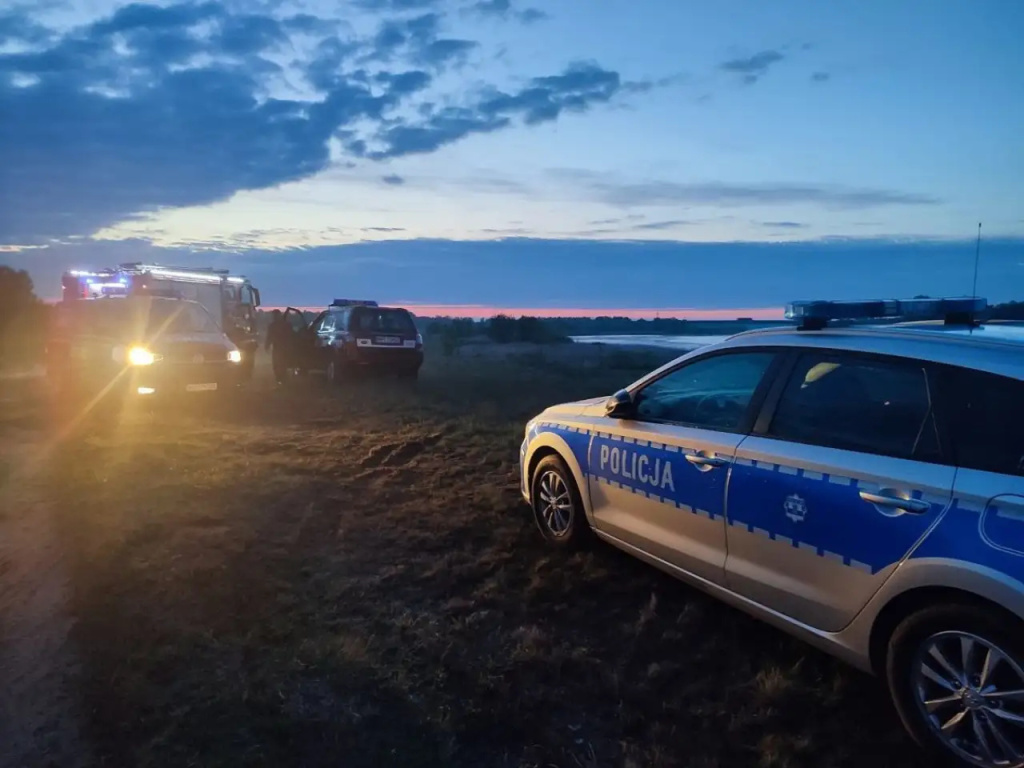 Z tonącego auta wzywała pomocy. Kobiety nie udało się uratować (video)