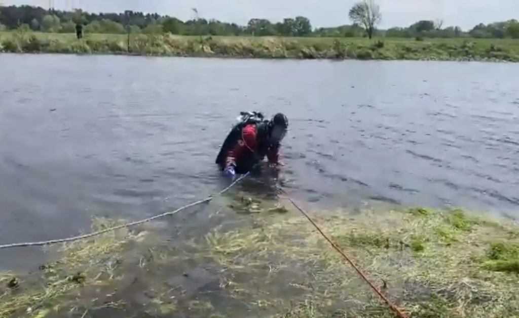 Z tonącego auta wzywała pomocy. Kobiety nie udało się uratować (video)