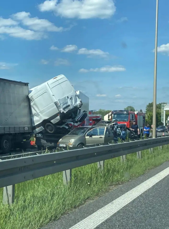 Pięć aut zderzyło się na S8. Karambol na kilka godzin zablokował ruch na ekspresówce (AKTUALIZACJA)