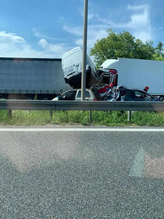 Pięć aut zderzyło się na S8. Karambol na kilka godzin zablokował ruch na ekspresówce (AKTUALIZACJA)