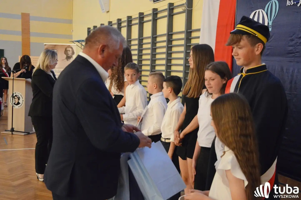 Uczniowie gminy Wyszków uroczyście zakończyli rok szkolny 2022/2023
