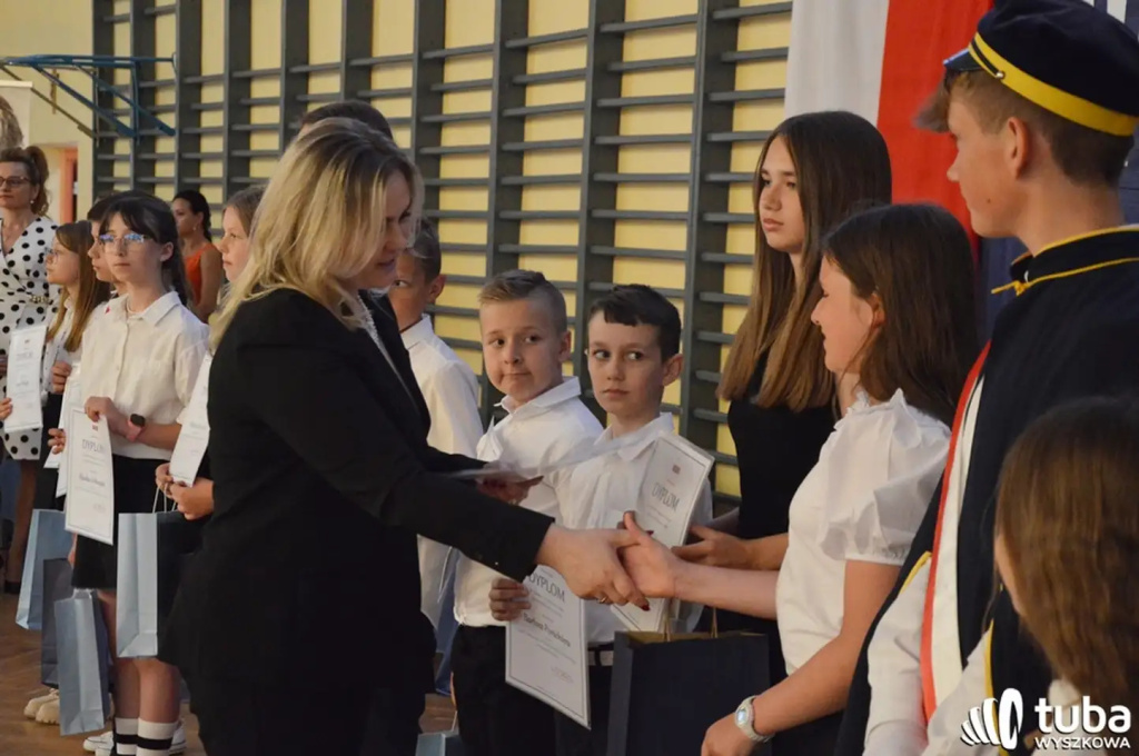 Uczniowie gminy Wyszków uroczyście zakończyli rok szkolny 2022/2023