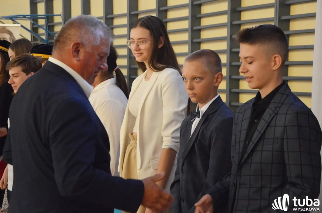 Uczniowie gminy Wyszków uroczyście zakończyli rok szkolny 2022/2023