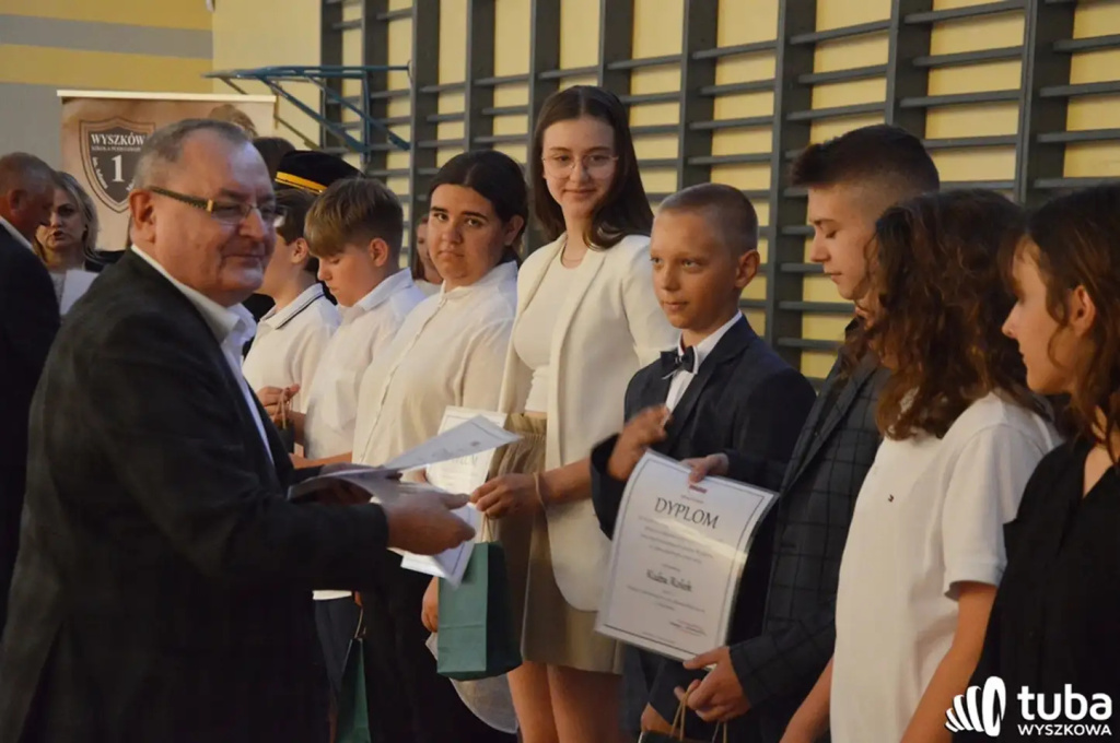 Uczniowie gminy Wyszków uroczyście zakończyli rok szkolny 2022/2023
