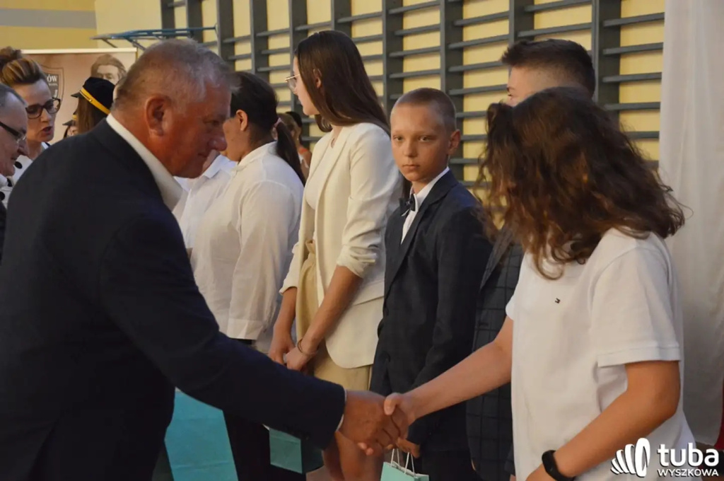 Uczniowie gminy Wyszków uroczyście zakończyli rok szkolny 2022/2023