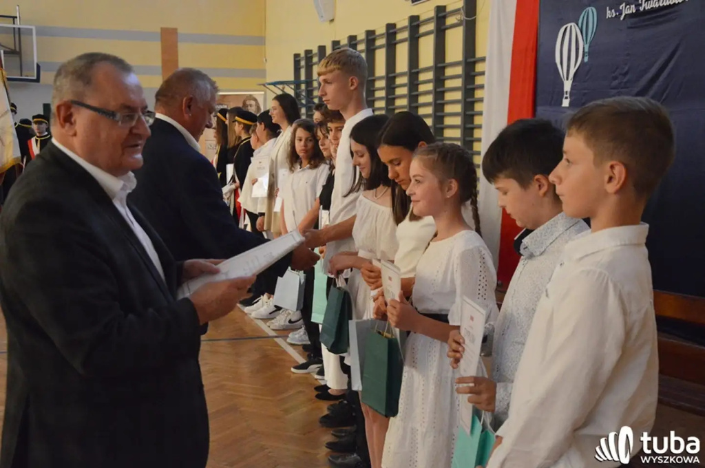 Uczniowie gminy Wyszków uroczyście zakończyli rok szkolny 2022/2023