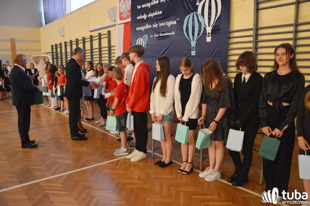 Uczniowie gminy Wyszków uroczyście zakończyli rok szkolny 2022/2023