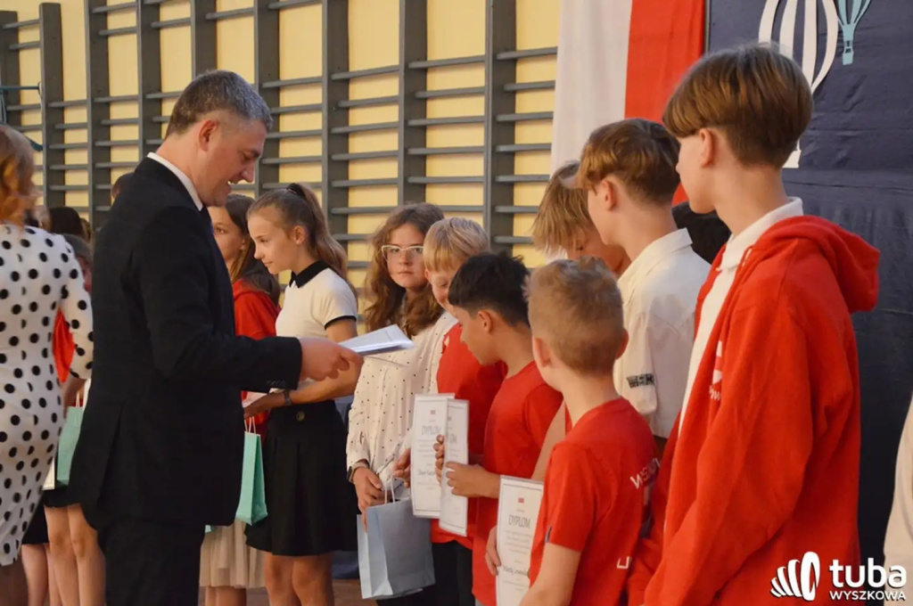 Uczniowie gminy Wyszków uroczyście zakończyli rok szkolny 2022/2023