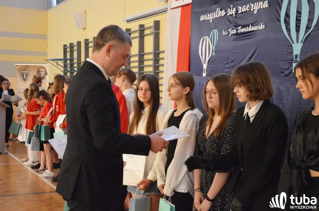 Uczniowie gminy Wyszków uroczyście zakończyli rok szkolny 2022/2023