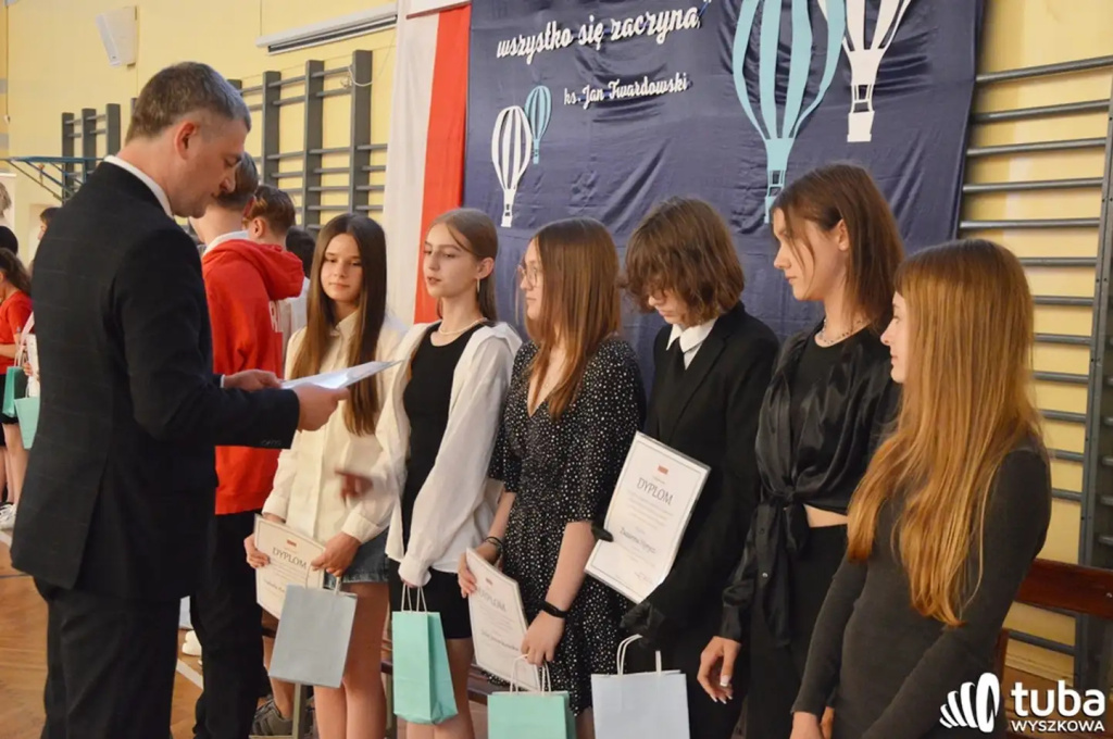 Uczniowie gminy Wyszków uroczyście zakończyli rok szkolny 2022/2023