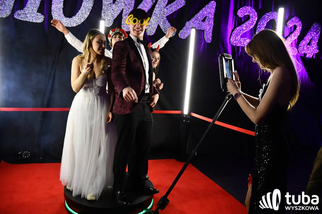 Tanecznym krokiem w dorosłość. Studniówka 2024 Zespołu Szkół nr 1 (VIDEO)