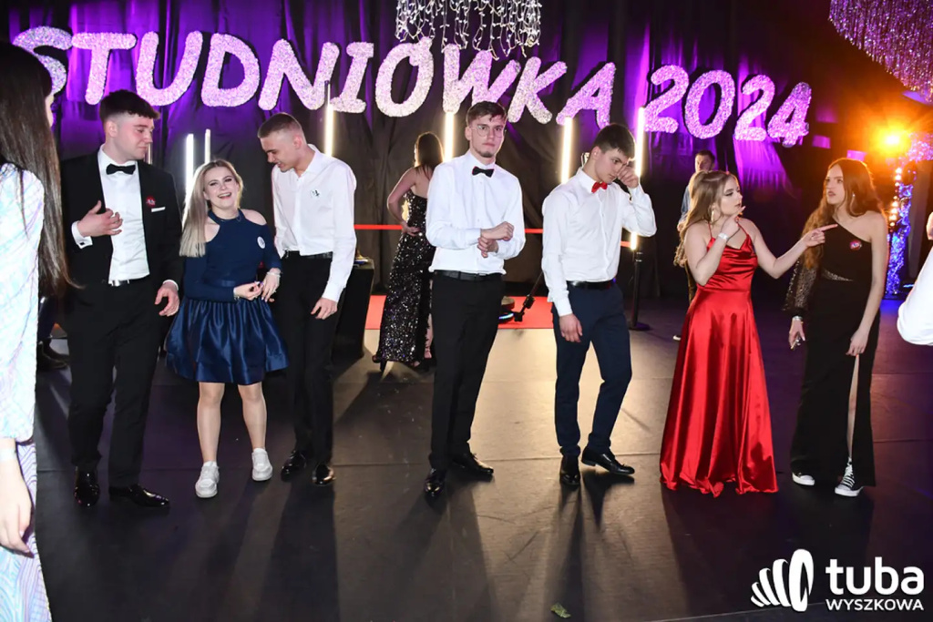 Tanecznym krokiem w dorosłość. Studniówka 2024 Zespołu Szkół nr 1 (VIDEO)