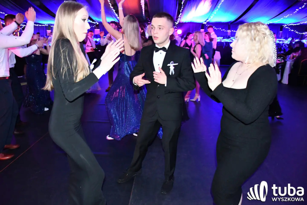 Tanecznym krokiem w dorosłość. Studniówka 2024 Zespołu Szkół nr 1 (VIDEO)