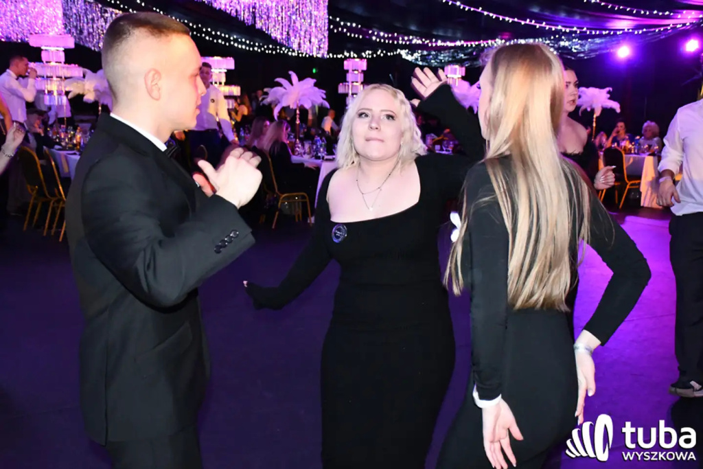 Tanecznym krokiem w dorosłość. Studniówka 2024 Zespołu Szkół nr 1 (VIDEO)