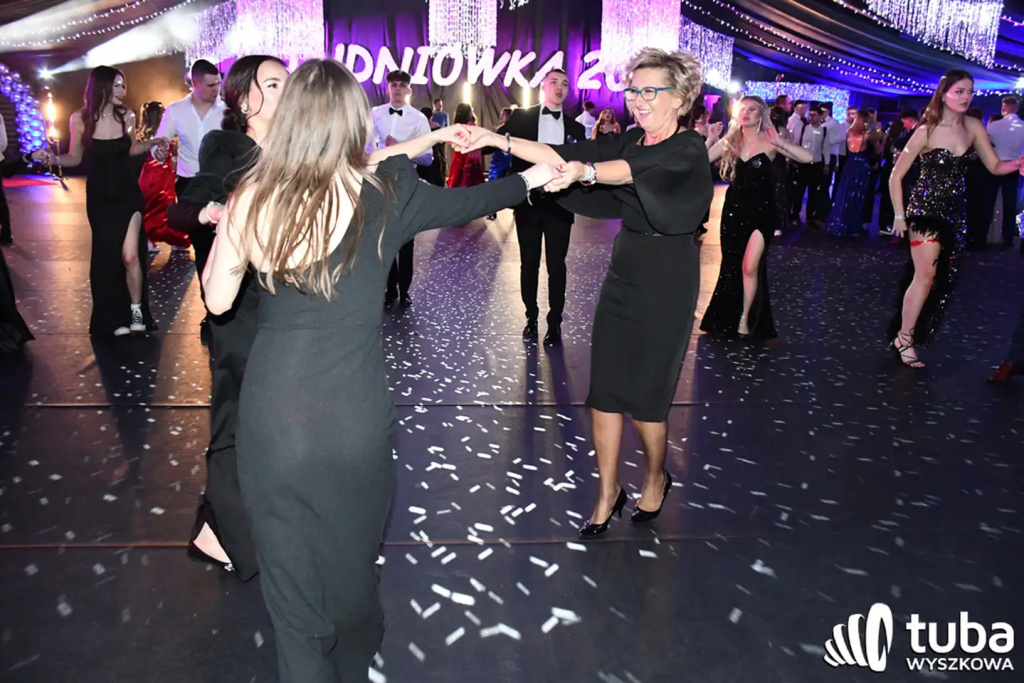 Tanecznym krokiem w dorosłość. Studniówka 2024 Zespołu Szkół nr 1 (VIDEO)