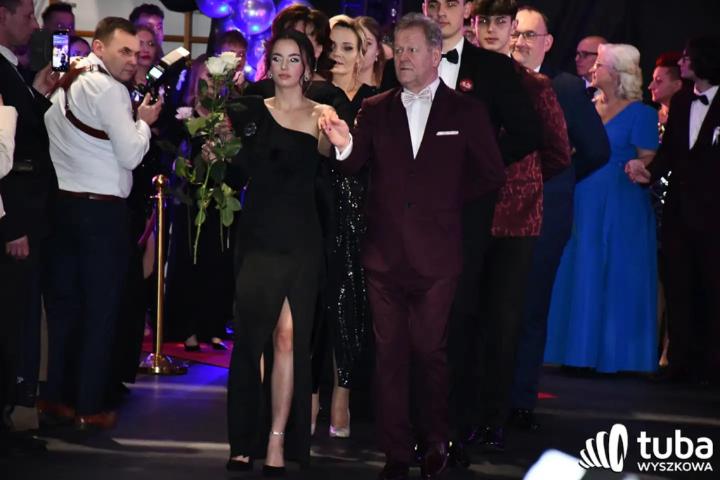 Tanecznym krokiem w dorosłość. Studniówka 2024 Zespołu Szkół nr 1 (VIDEO)