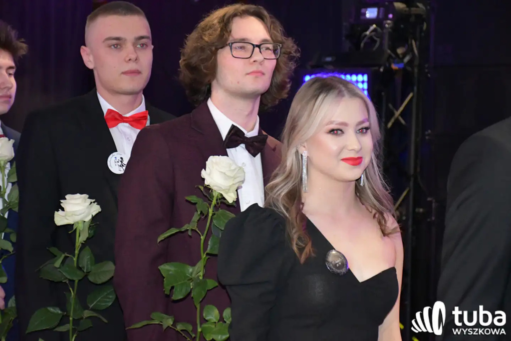 Tanecznym krokiem w dorosłość. Studniówka 2024 Zespołu Szkół nr 1 (VIDEO)