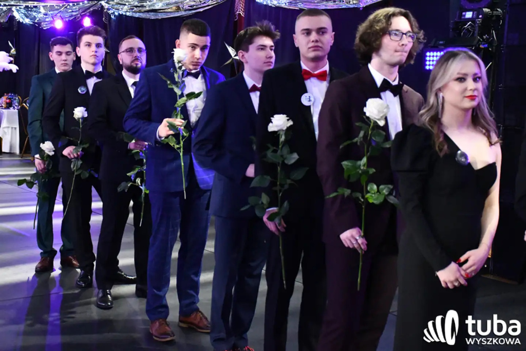 Tanecznym krokiem w dorosłość. Studniówka 2024 Zespołu Szkół nr 1 (VIDEO)