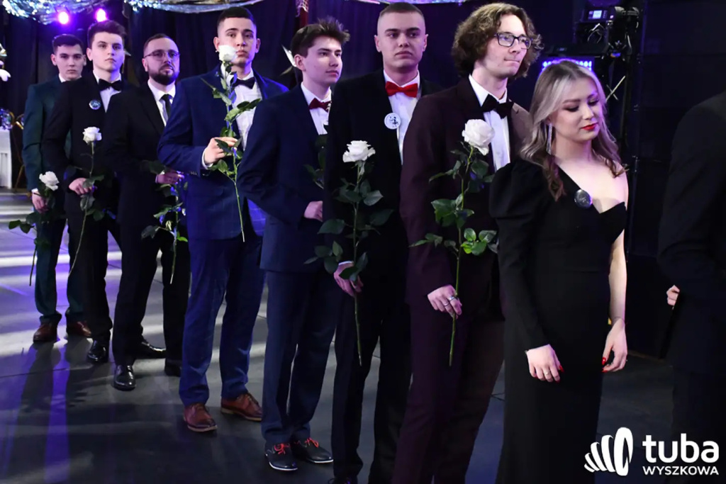 Tanecznym krokiem w dorosłość. Studniówka 2024 Zespołu Szkół nr 1 (VIDEO)