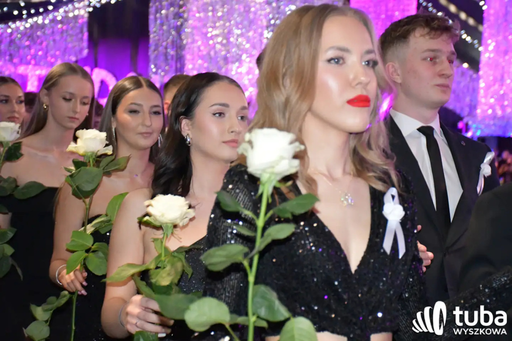 Tanecznym krokiem w dorosłość. Studniówka 2024 Zespołu Szkół nr 1 (VIDEO)