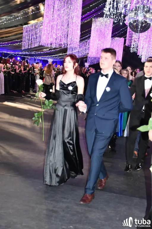 Tanecznym krokiem w dorosłość. Studniówka 2024 Zespołu Szkół nr 1 (VIDEO)