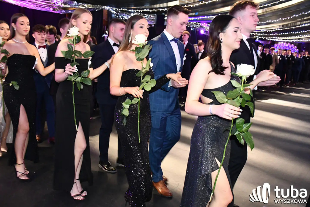 Tanecznym krokiem w dorosłość. Studniówka 2024 Zespołu Szkół nr 1 (VIDEO)