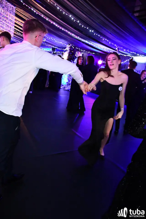 Tanecznym krokiem w dorosłość. Studniówka 2024 Zespołu Szkół nr 1 (VIDEO)