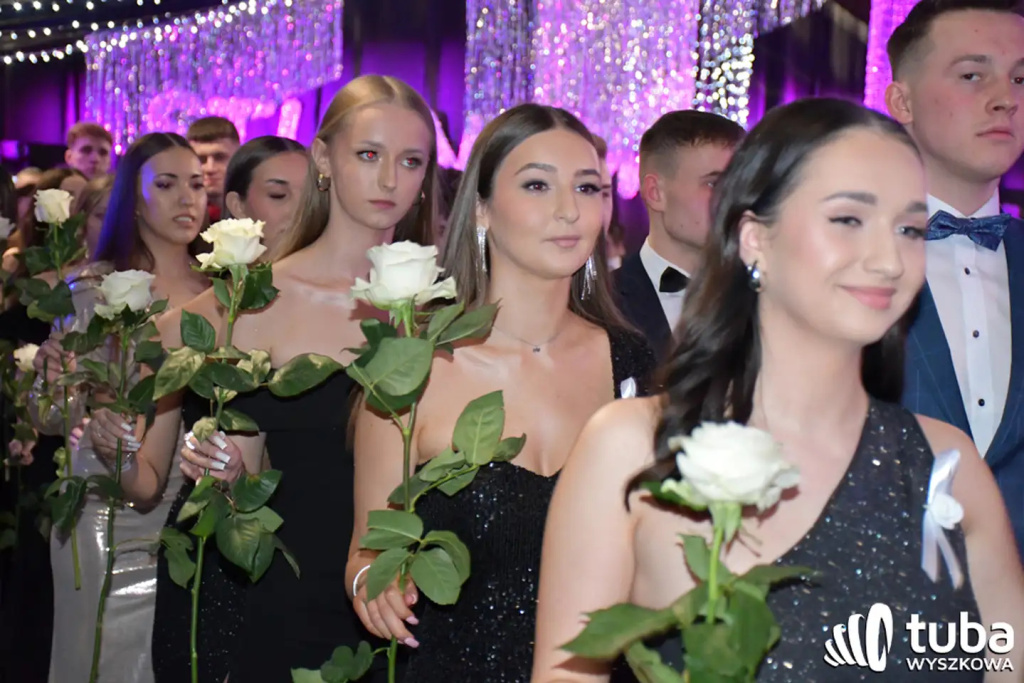 Tanecznym krokiem w dorosłość. Studniówka 2024 Zespołu Szkół nr 1 (VIDEO)