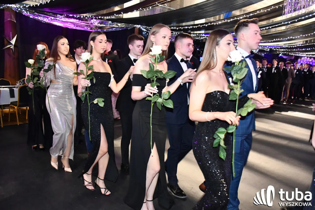 Tanecznym krokiem w dorosłość. Studniówka 2024 Zespołu Szkół nr 1 (VIDEO)
