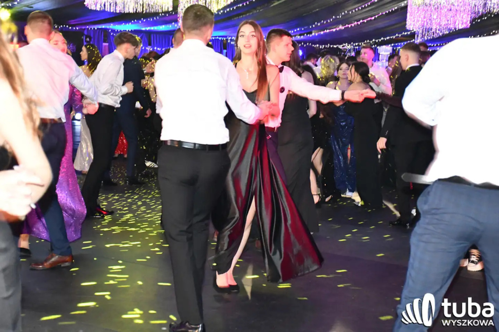 Tanecznym krokiem w dorosłość. Studniówka 2024 Zespołu Szkół nr 1 (VIDEO)