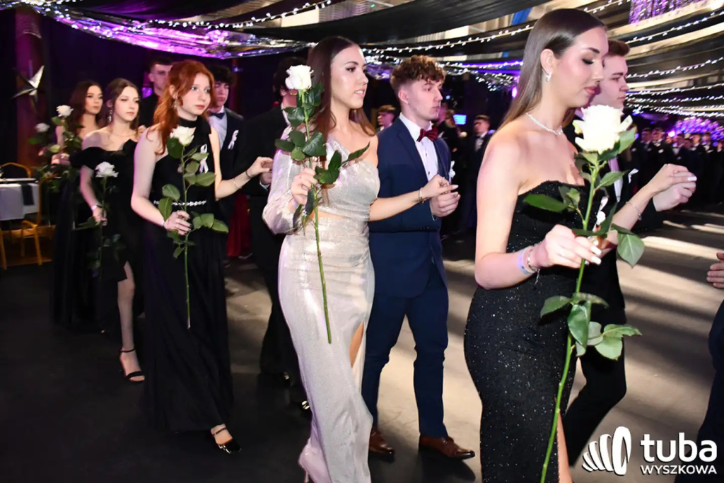 Tanecznym krokiem w dorosłość. Studniówka 2024 Zespołu Szkół nr 1 (VIDEO)