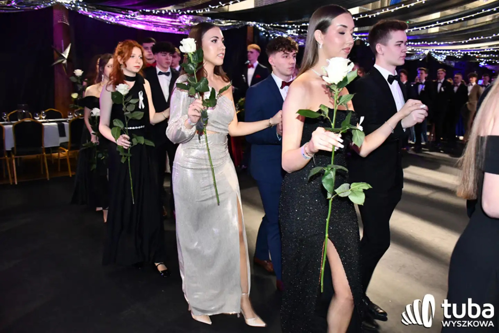 Tanecznym krokiem w dorosłość. Studniówka 2024 Zespołu Szkół nr 1 (VIDEO)
