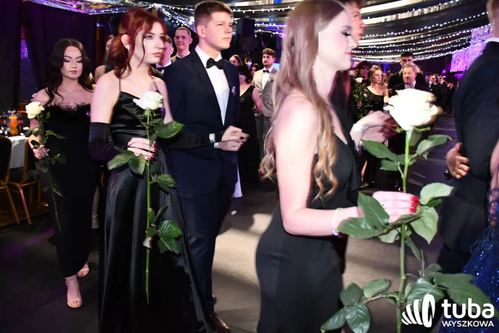 Tanecznym krokiem w dorosłość. Studniówka 2024 Zespołu Szkół nr 1 (VIDEO)