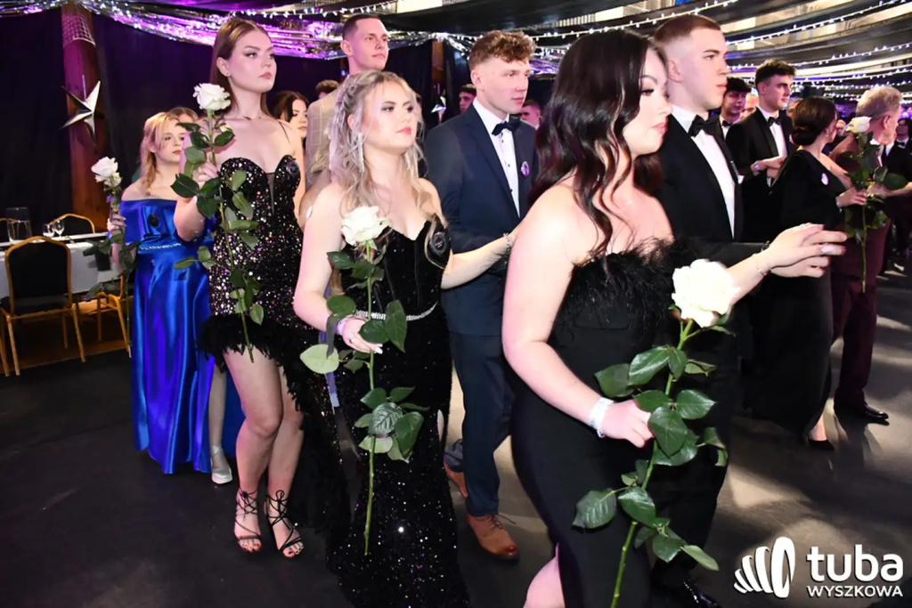 Tanecznym krokiem w dorosłość. Studniówka 2024 Zespołu Szkół nr 1 (VIDEO)