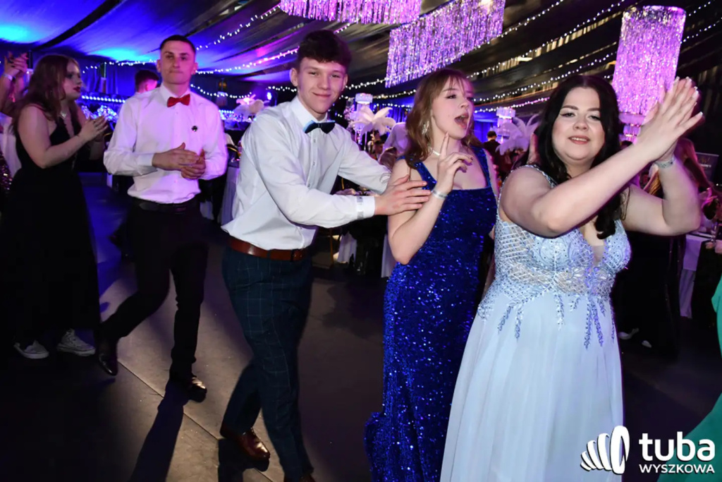Tanecznym krokiem w dorosłość. Studniówka 2024 Zespołu Szkół nr 1 (VIDEO)
