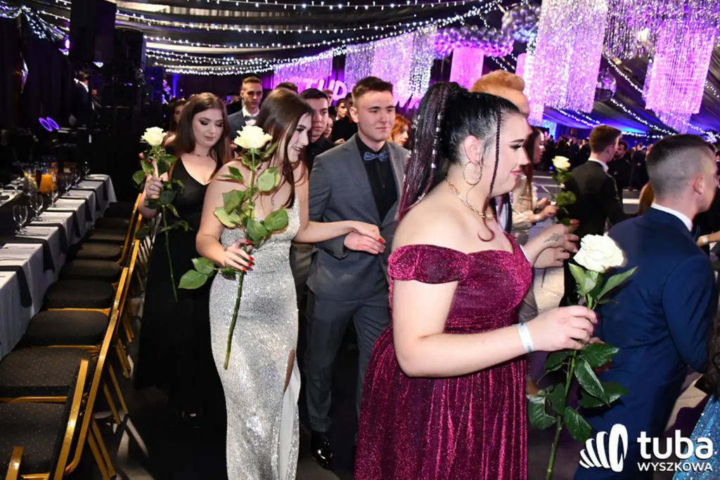 Tanecznym krokiem w dorosłość. Studniówka 2024 Zespołu Szkół nr 1 (VIDEO)