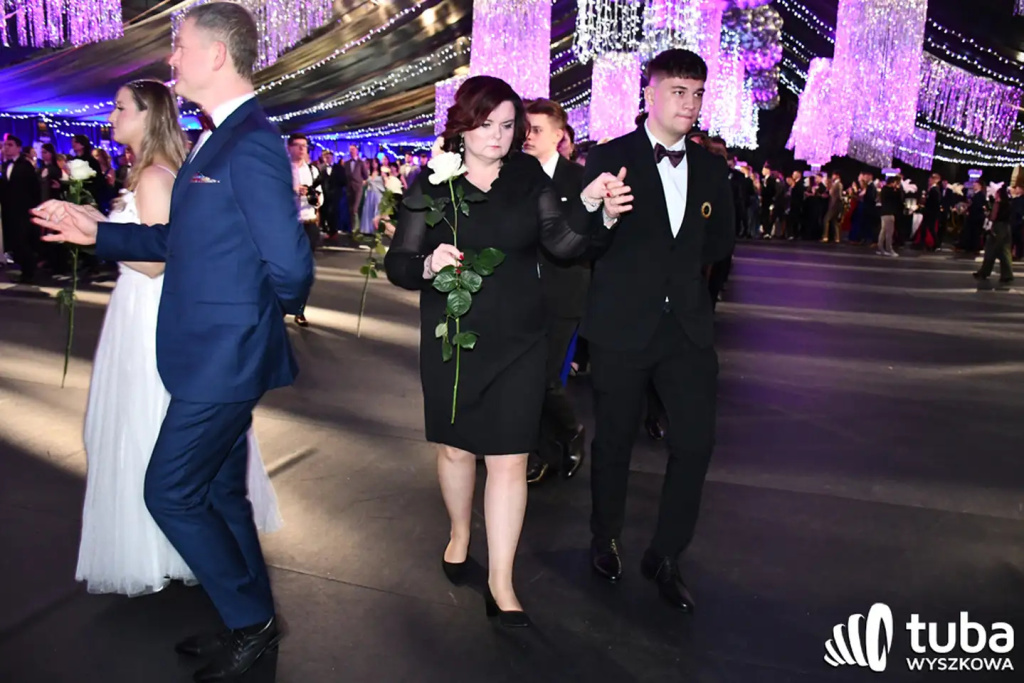 Tanecznym krokiem w dorosłość. Studniówka 2024 Zespołu Szkół nr 1 (VIDEO)
