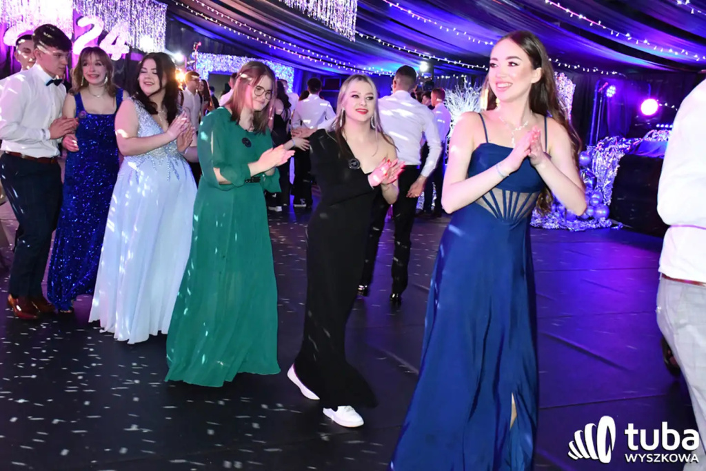 Tanecznym krokiem w dorosłość. Studniówka 2024 Zespołu Szkół nr 1 (VIDEO)