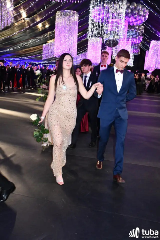 Tanecznym krokiem w dorosłość. Studniówka 2024 Zespołu Szkół nr 1 (VIDEO)