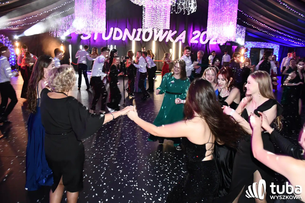 Tanecznym krokiem w dorosłość. Studniówka 2024 Zespołu Szkół nr 1 (VIDEO)
