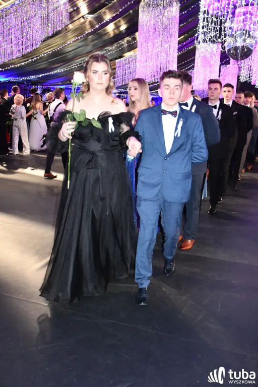 Tanecznym krokiem w dorosłość. Studniówka 2024 Zespołu Szkół nr 1 (VIDEO)