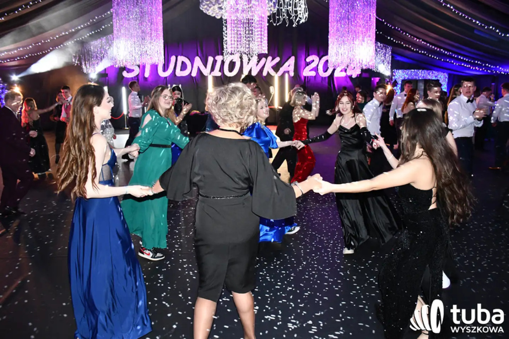 Tanecznym krokiem w dorosłość. Studniówka 2024 Zespołu Szkół nr 1 (VIDEO)