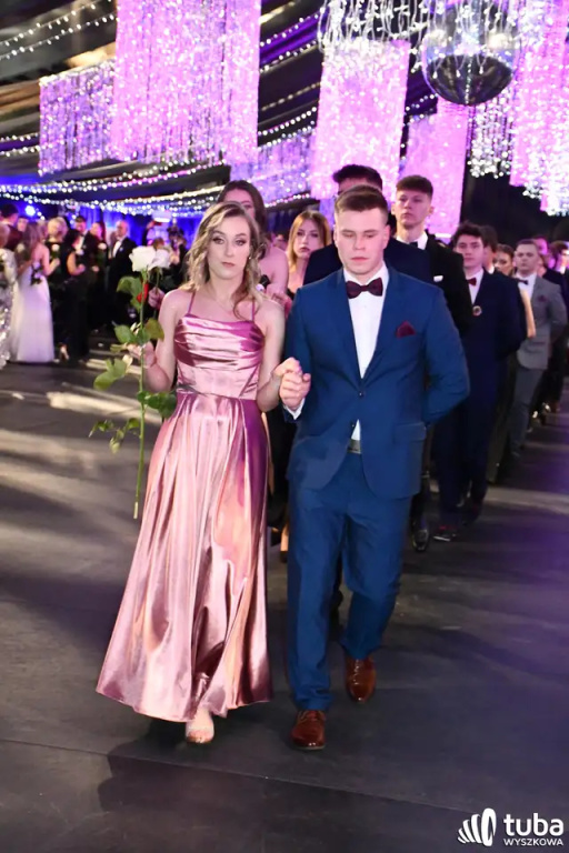 Tanecznym krokiem w dorosłość. Studniówka 2024 Zespołu Szkół nr 1 (VIDEO)