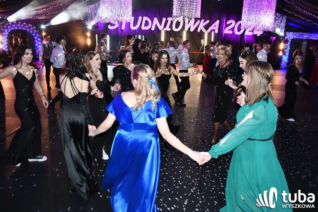 Tanecznym krokiem w dorosłość. Studniówka 2024 Zespołu Szkół nr 1 (VIDEO)