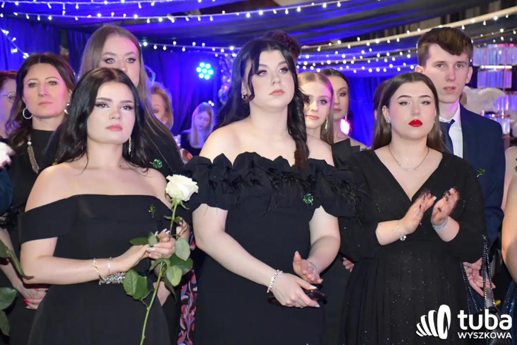 Tanecznym krokiem w dorosłość. Studniówka 2024 Zespołu Szkół nr 1 (VIDEO)