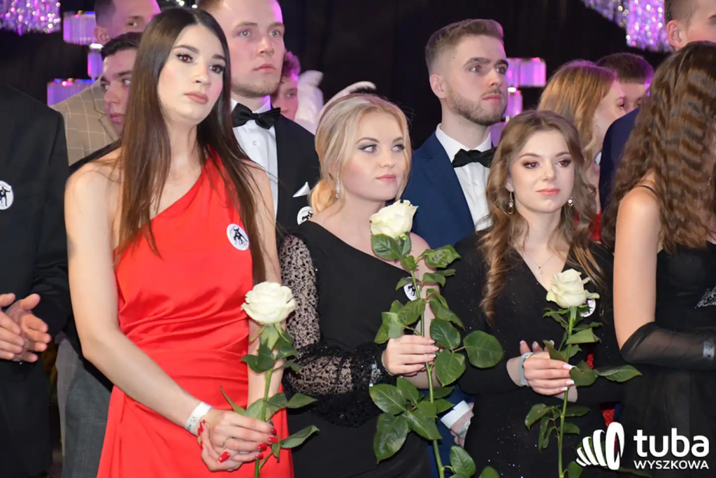 Tanecznym krokiem w dorosłość. Studniówka 2024 Zespołu Szkół nr 1 (VIDEO)